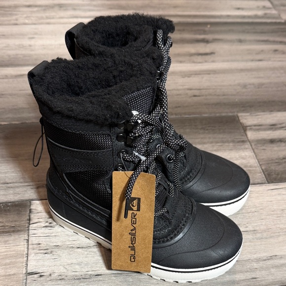 Quiksilver Other - NWT Quiksilver Black Lace-Up Winter Boots with Faux Fur Collar